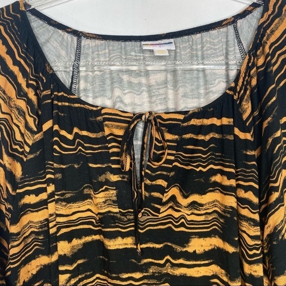 New •Lularoe Debra Peasant top - Picture 9 of 9
